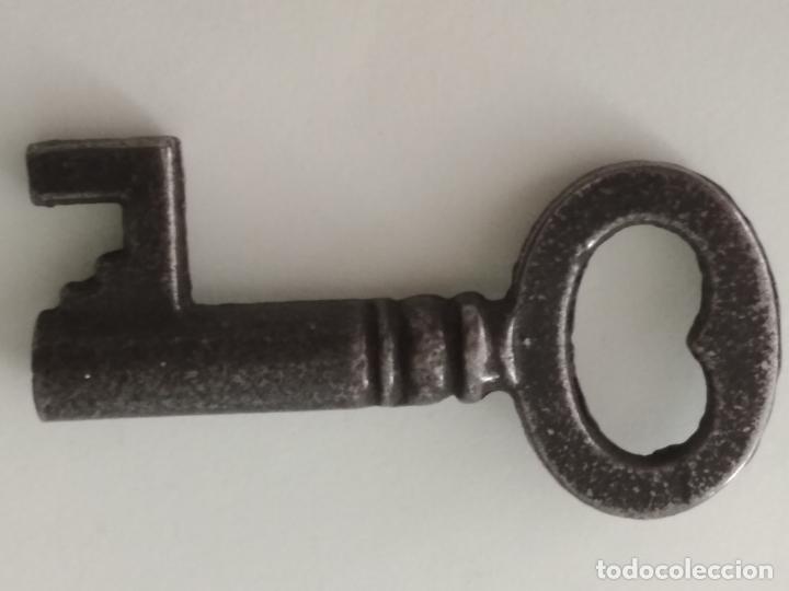 Antig&uuml;edades: PEQUE&Ntilde;A LLAVE DE FORJA, HUECA, 4 CM LARGO - Foto 2