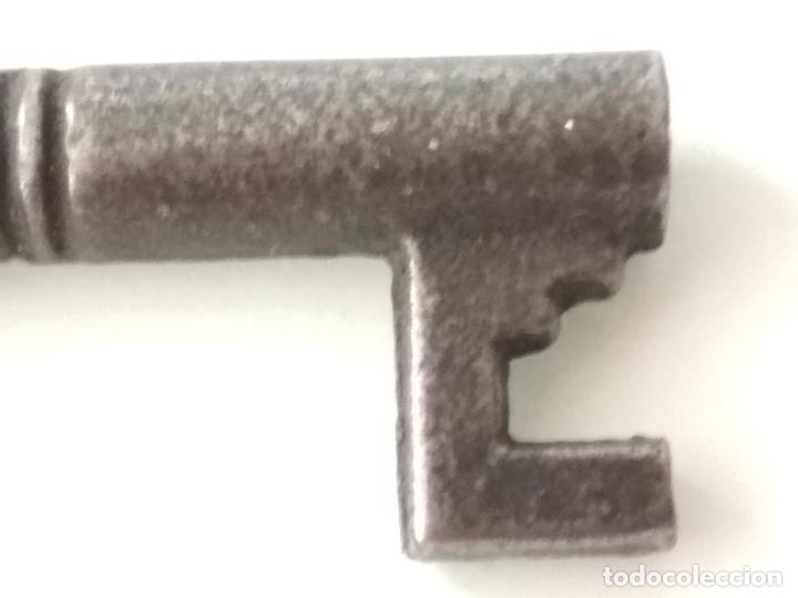 Antig&uuml;edades: PEQUE&Ntilde;A LLAVE DE FORJA, HUECA, 4 CM LARGO - Foto 3