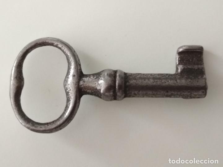 Antig&uuml;edades: PEQUE&Ntilde;A LLAVE DE FORJA, HUECA, 5,5 CM LARGO - Foto 1