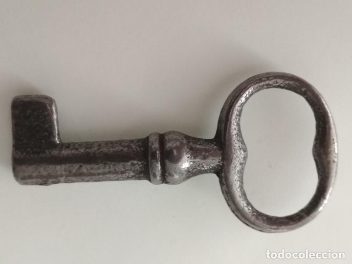 Antig&uuml;edades: PEQUE&Ntilde;A LLAVE DE FORJA, HUECA, 5,5 CM LARGO - Foto 2