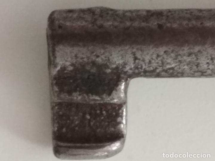 Antig&uuml;edades: PEQUE&Ntilde;A LLAVE DE FORJA, HUECA, 5,5 CM LARGO - Foto 3