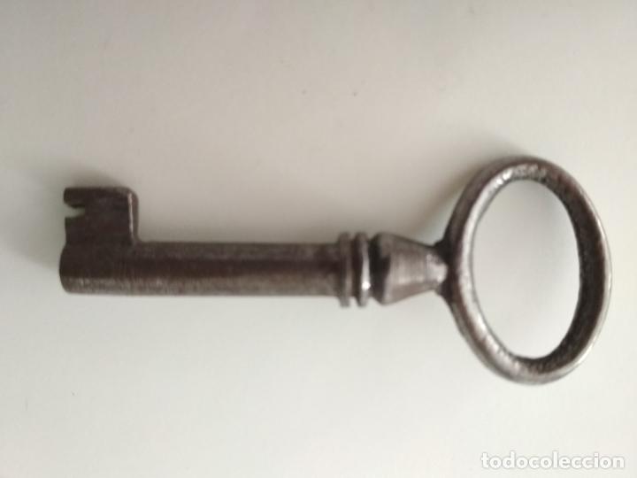 Antig&uuml;edades: PEQUE&Ntilde;A LLAVE DE FORJA, HUECA, 7 CM LARGO - Foto 1