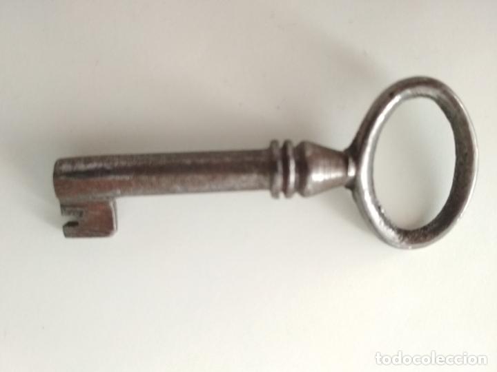 Antig&uuml;edades: PEQUE&Ntilde;A LLAVE DE FORJA, HUECA, 7 CM LARGO - Foto 2