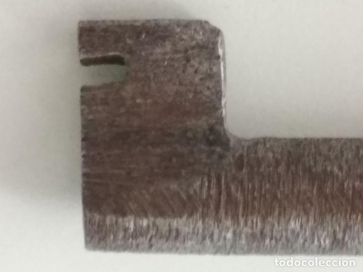 Antig&uuml;edades: PEQUE&Ntilde;A LLAVE DE FORJA, HUECA, 7 CM LARGO - Foto 3