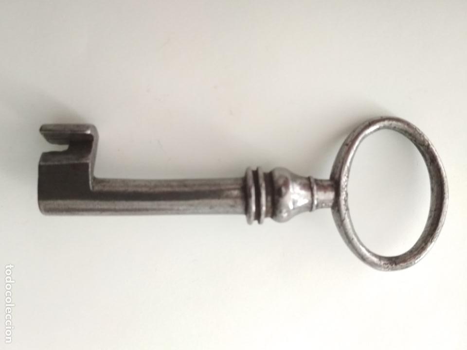 Antig&uuml;edades: PEQUE&Ntilde;A LLAVE DE FORJA, HUECA, 7 CM LARGO - Foto 1