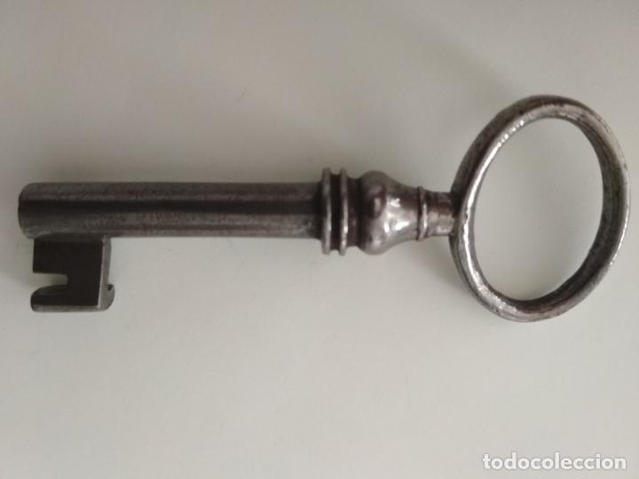 Antig&uuml;edades: PEQUE&Ntilde;A LLAVE DE FORJA, HUECA, 7 CM LARGO - Foto 2