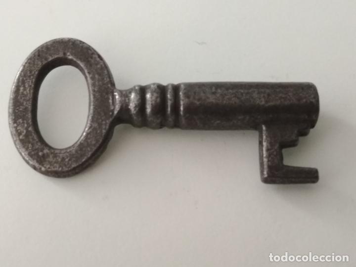 Antig&uuml;edades: PEQUE&Ntilde;A LLAVE DE FORJA, HUECA, 4 CM LARGO - Foto 1