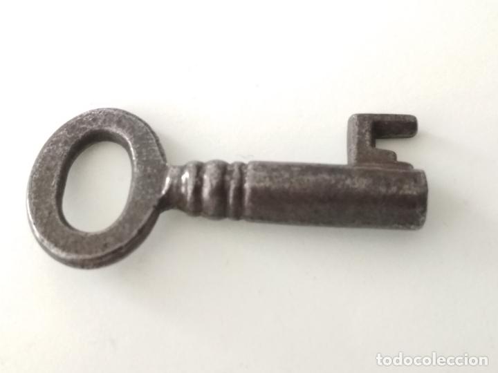 Antig&uuml;edades: PEQUE&Ntilde;A LLAVE DE FORJA, HUECA, 4 CM LARGO - Foto 2