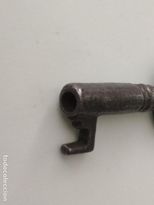 Antig&uuml;edades: PEQUE&Ntilde;A LLAVE DE FORJA, HUECA, 4 CM LARGO - Foto 3