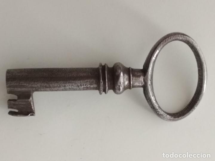 Antig&uuml;edades: PEQUE&Ntilde;A LLAVE DE FORJA, HUECA, 5,5 CM LARGO - Foto 1