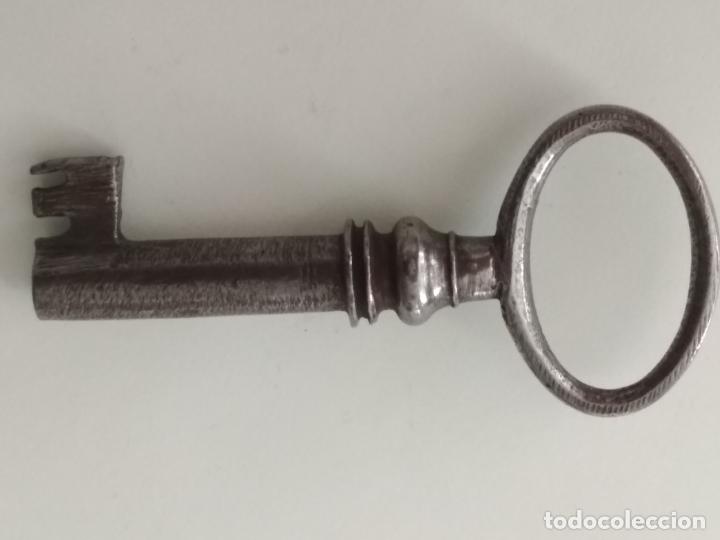 Antig&uuml;edades: PEQUE&Ntilde;A LLAVE DE FORJA, HUECA, 5,5 CM LARGO - Foto 2