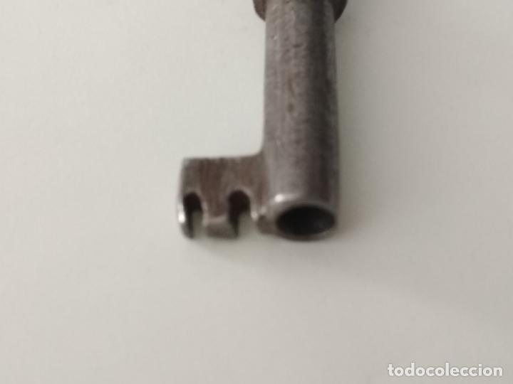 Antig&uuml;edades: PEQUE&Ntilde;A LLAVE DE FORJA, HUECA, 5,5 CM LARGO - Foto 3