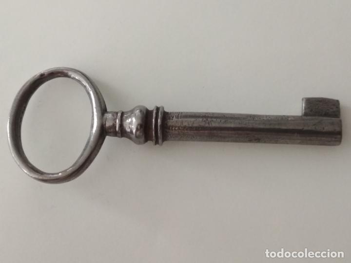 Antig&uuml;edades: PEQUE&Ntilde;A LLAVE DE FORJA, HUECA, 7 CM LARGO - Foto 1