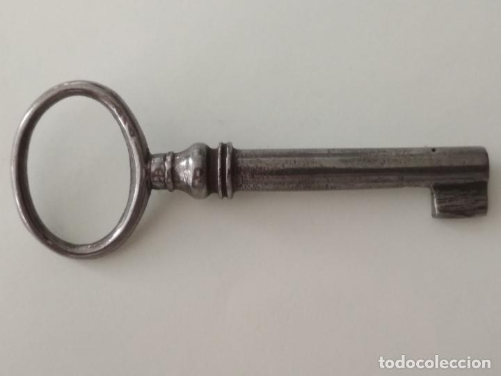Antig&uuml;edades: PEQUE&Ntilde;A LLAVE DE FORJA, HUECA, 7 CM LARGO - Foto 2