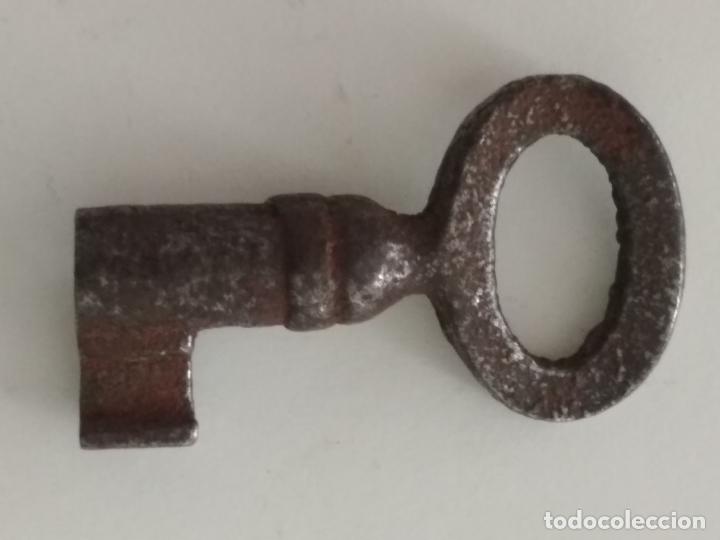Antig&uuml;edades: PEQUE&Ntilde;A LLAVE DE FORJA, HUECA, 3 CM LARGO - Foto 1