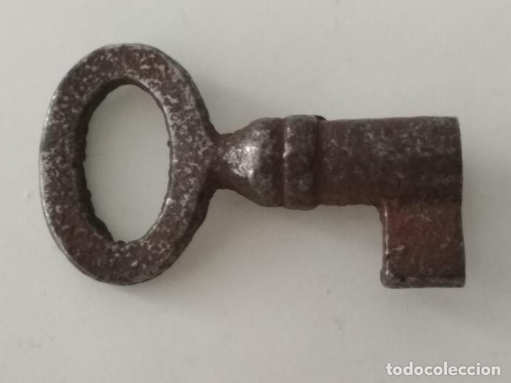 Antig&uuml;edades: PEQUE&Ntilde;A LLAVE DE FORJA, HUECA, 3 CM LARGO - Foto 2