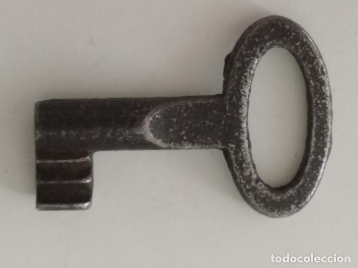 Antig&uuml;edades: PEQUE&Ntilde;A LLAVE DE FORJA, HUECA, 3 CM LARGO - Foto 1