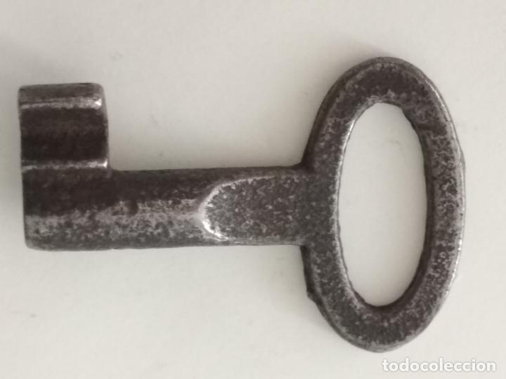 Antig&uuml;edades: PEQUE&Ntilde;A LLAVE DE FORJA, HUECA, 3 CM LARGO - Foto 2