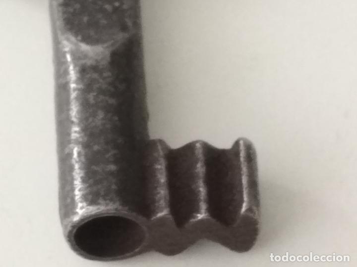 Antig&uuml;edades: PEQUE&Ntilde;A LLAVE DE FORJA, HUECA, 3 CM LARGO - Foto 3