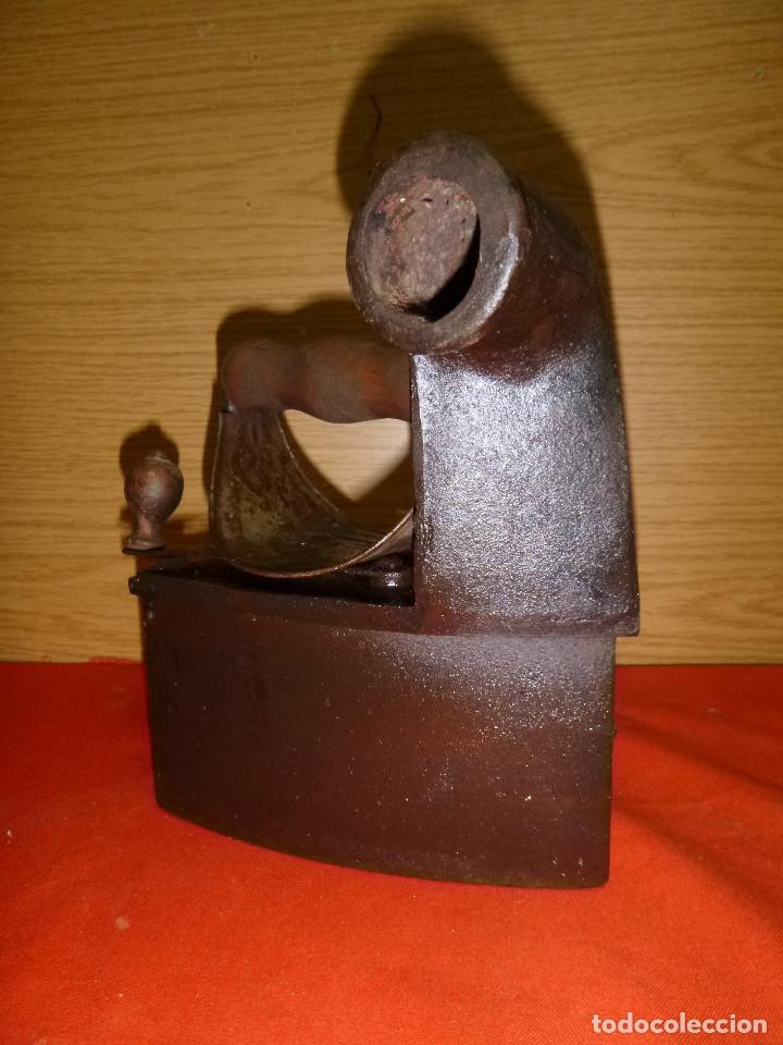 Antig&uuml;edades: ANTIGUA PLANCHA DE CARBON MODELO CHIMENEA - Foto 1
