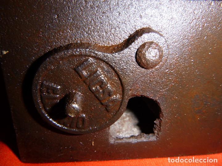 Antig&uuml;edades: ANTIGUA PLANCHA DE CARBON MODELO CHIMENEA - Foto 3