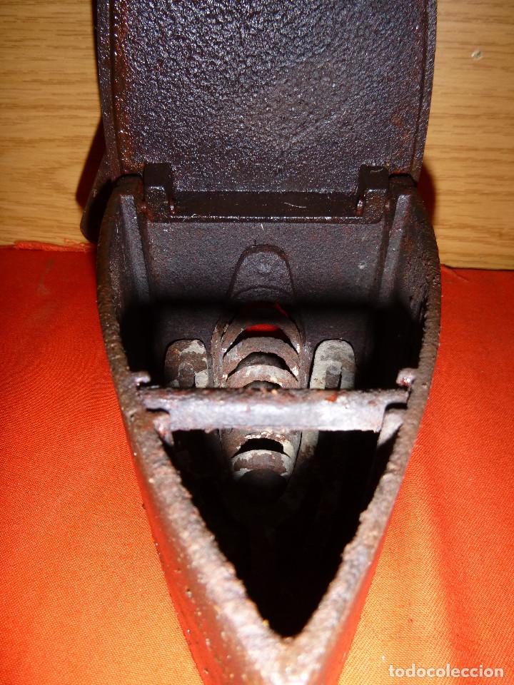 Antig&uuml;edades: ANTIGUA PLANCHA DE CARBON MODELO CHIMENEA - Foto 4
