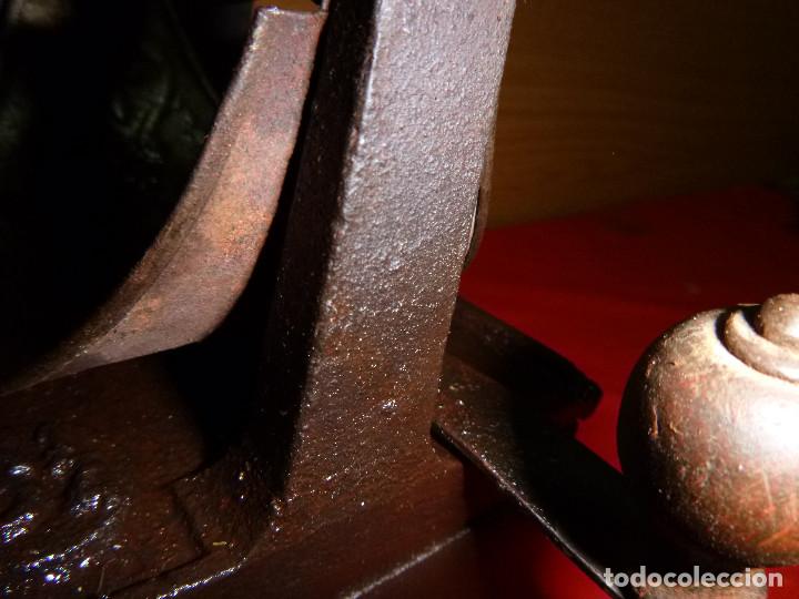 Antig&uuml;edades: ANTIGUA PLANCHA DE CARBON MODELO CHIMENEA - Foto 5