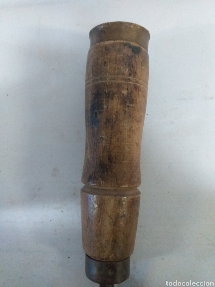 Antig&uuml;edades: Antiguo formon de carpintero. Mango de madera y punta de lat&oacute;n. - Foto 3