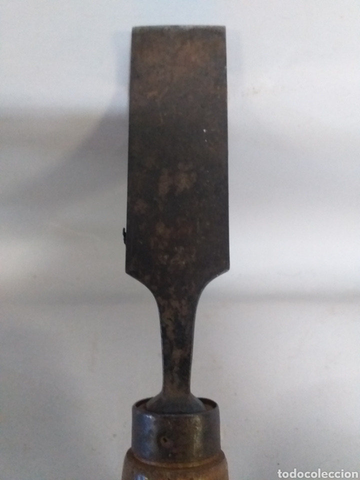 Antig&uuml;edades: Antiguo formon de carpintero. Mango de madera y punta de lat&oacute;n. - Foto 4