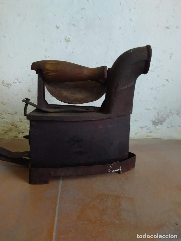 Antig&uuml;edades: Plancha de carbon en buen estado - Foto 1