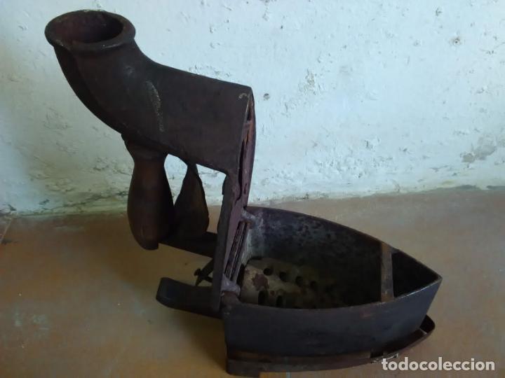 Antig&uuml;edades: Plancha de carbon en buen estado - Foto 2