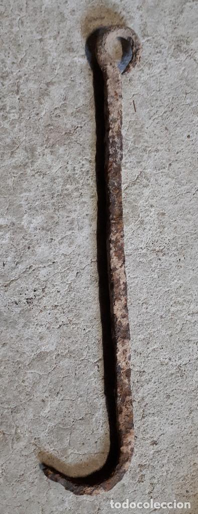 Antig&uuml;edades: Gancho de forja, de chimenea, 26 cm - Foto 1