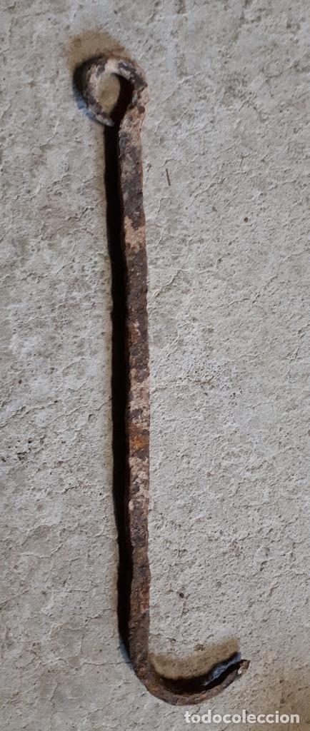 Antig&uuml;edades: Gancho de forja, de chimenea, 26 cm - Foto 2