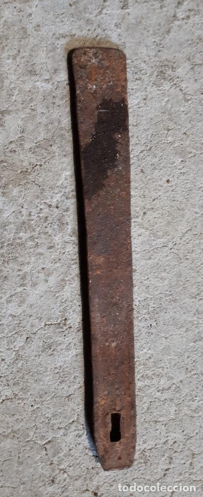 Antig&uuml;edades: Pieza de aldaba de forja, 20,5 cm - Foto 1