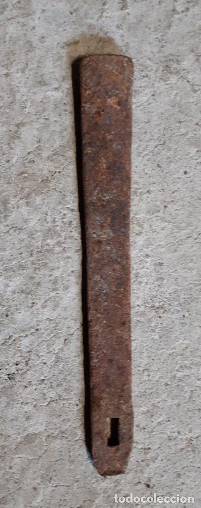Antig&uuml;edades: Pieza de aldaba de forja, 20,5 cm - Foto 2