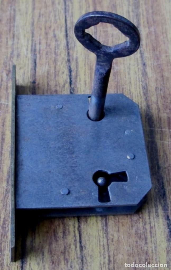 Antig&uuml;edades: Cerradura antigua con llave -- Funciona - Foto 1