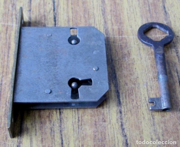 Antig&uuml;edades: Cerradura antigua con llave -- Funciona - Foto 2