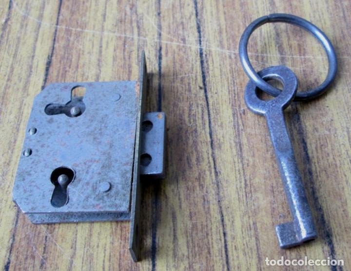 Antig&uuml;edades: Cerradura antigua con llave -- Funciona - Foto 2