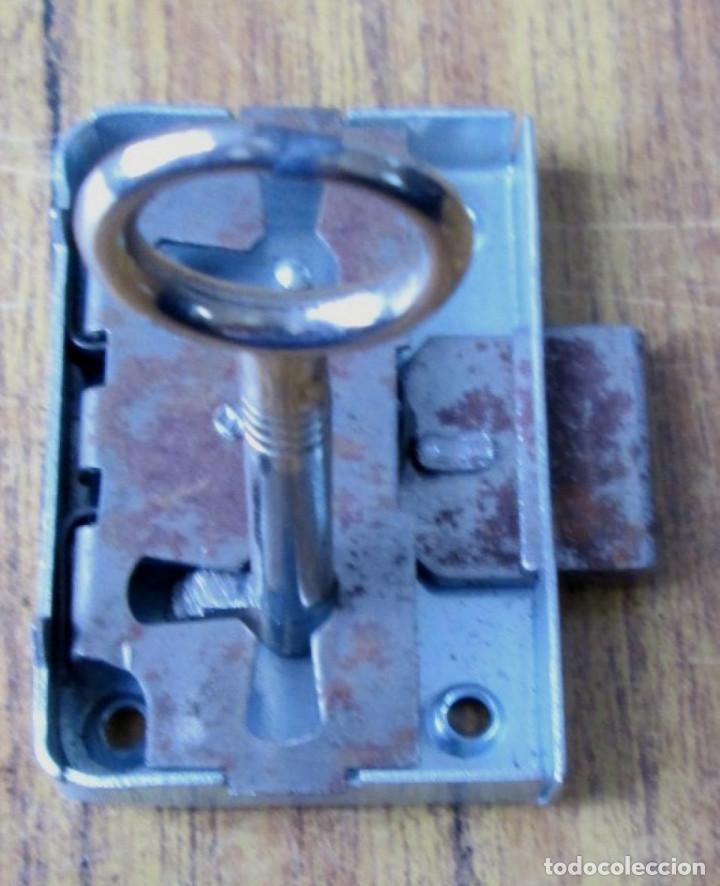 Antig&uuml;edades: Cerradura antigua con llave -- Funciona - Foto 1