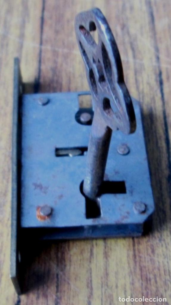 Antig&uuml;edades: Cerradura antigua con llave -- Funciona - Foto 1