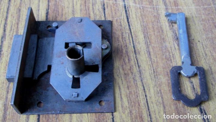 Antig&uuml;edades: Cerradura antigua con llave -- Funciona - Foto 2