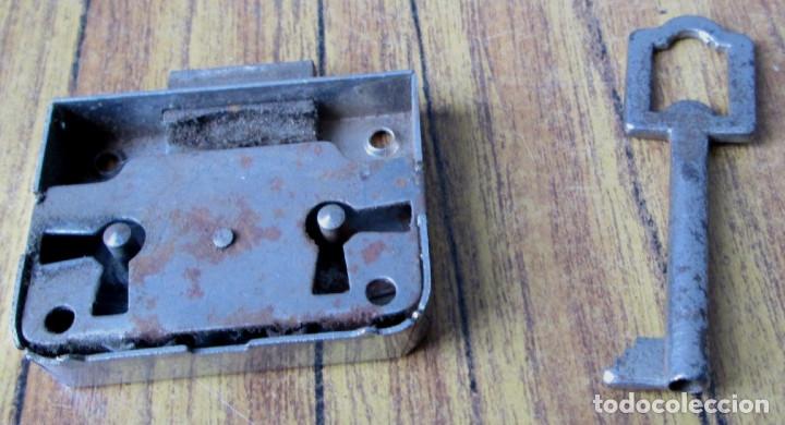 Antig&uuml;edades: Cerradura antigua con llave -- Funciona - Foto 2