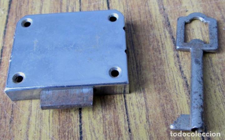Antig&uuml;edades: Cerradura antigua con llave -- Funciona - Foto 3