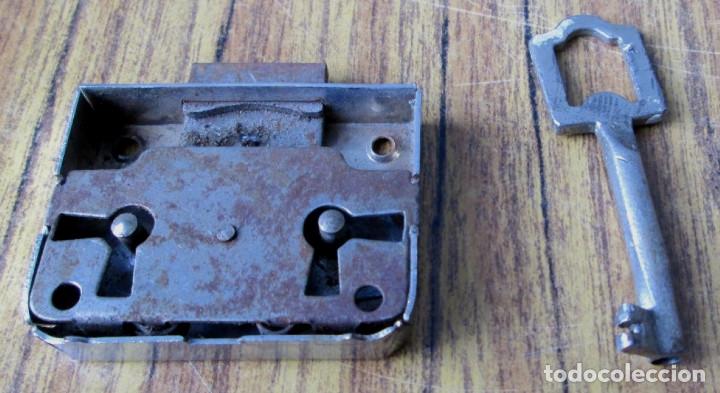 Antig&uuml;edades: Cerradura antigua con llave -- Funciona - Foto 2