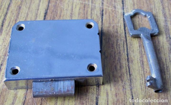 Antig&uuml;edades: Cerradura antigua con llave -- Funciona - Foto 3