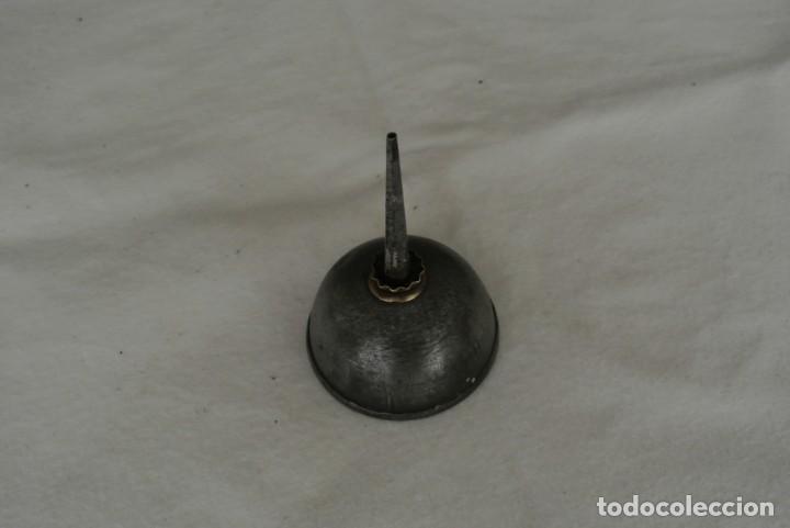 Antig&uuml;edades: ACEITERA DE MAQUINA DE COSER - Foto 1