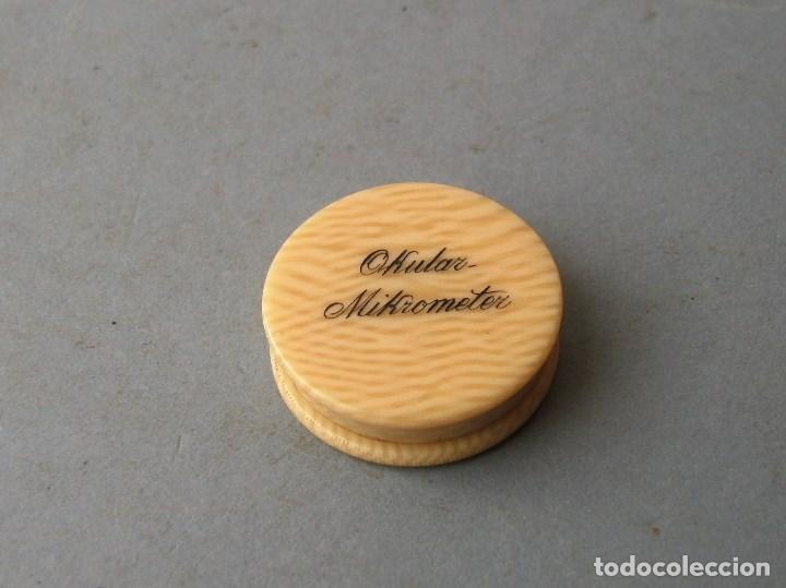 Antig&uuml;edades: micrometro ocular aleman en su caja de celuloide ( 2,6cm aprox de diametro) - Foto 1
