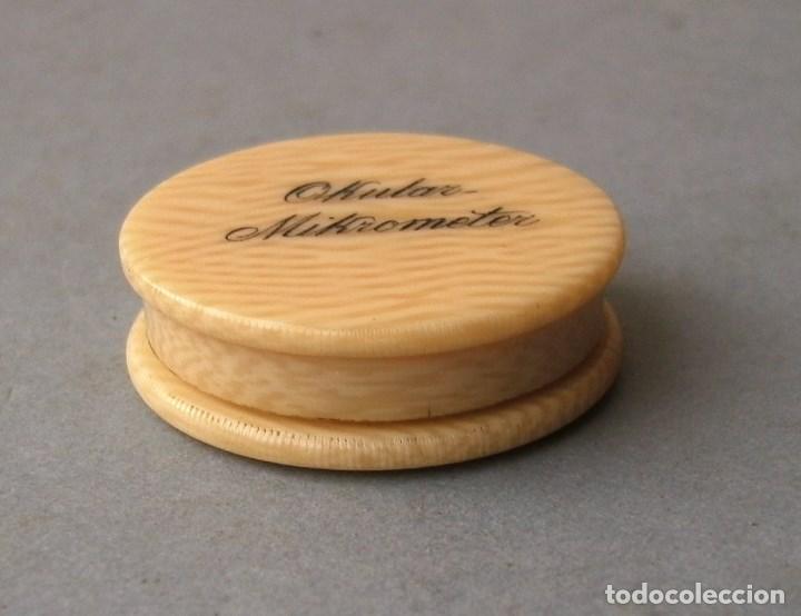 Antig&uuml;edades: micrometro ocular aleman en su caja de celuloide ( 2,6cm aprox de diametro) - Foto 4