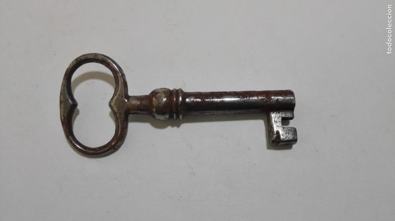 Antig&uuml;edades: LLAVE DE FORJA HUECA, LARGO 5,8 CM - Foto 1
