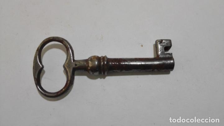Antig&uuml;edades: LLAVE DE FORJA HUECA, LARGO 5,8 CM - Foto 2